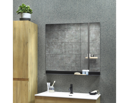 Badkamer met wastafel, spiegel en hoge kast in houtlook voor een grijze muur