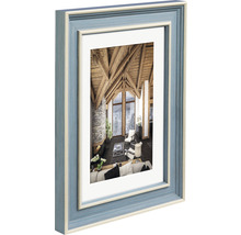 Fotolijst met een foto van een woonkamer met houten balken
