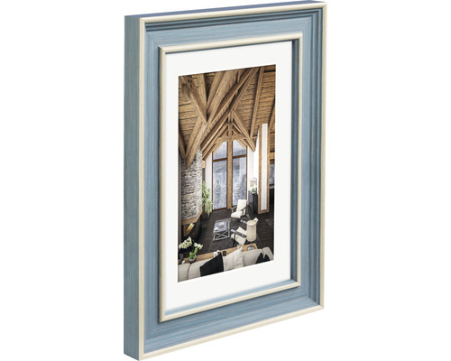 Fotolijst met een foto van een woonkamer met houten balken