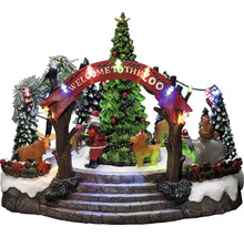 Decoratieve kerstscène met kerstman en dieren voor een dierentuingang.