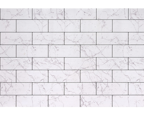 Tegelwand met marmerlook en rechthoekige tegels