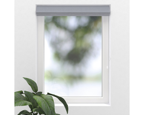 Raam met stoffen vouwgordijnen