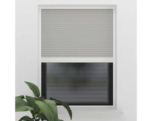 Raam met plisségordijnen voor lichtregeling en privacy