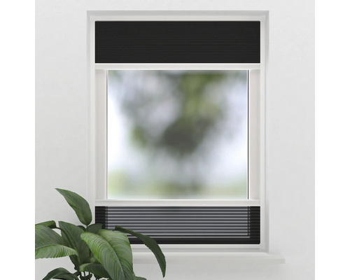 Raam met zwart plisségordijn