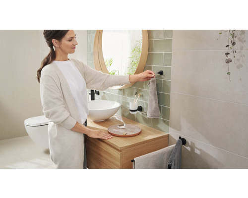 "Lichte badkamer met wastafel, spiegel, handdoekhouder en toilet