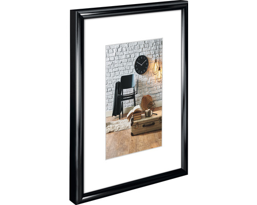Zwarte fotolijst met passe-partout en interieurmotief