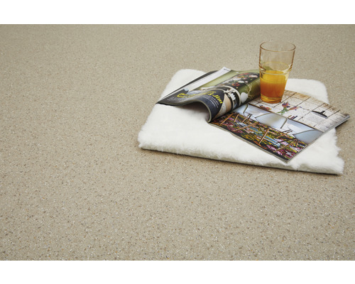 Decoratief vloeroppervlak met tijdschrift, drankje en kussen