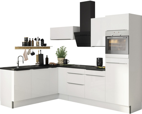 Moderne keuken met witte kasten, zwart aanrechtblad en afzuigkap.