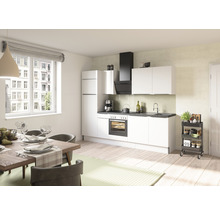Lichte keuken met eettafel, stoelen en keukenrolwagen