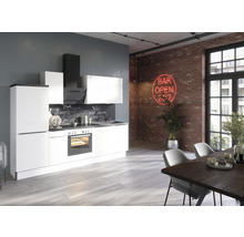 Moderne keuken met witte kasten, afzuigkap en eettafel in loftstijl
