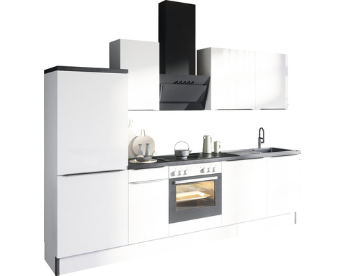 Moderne keuken met witte kasten, zwart aanrechtblad en afzuigkap.