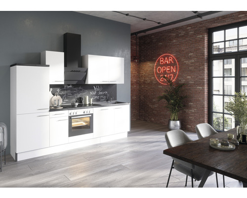 OPTIFIT Keukenblok met apparatuur Bengt932 wit mat 270x60 cm Moderne keuken met witte fronten, afzuigkap en eettafel in een loftachtige ruimte met bakstenen muur.