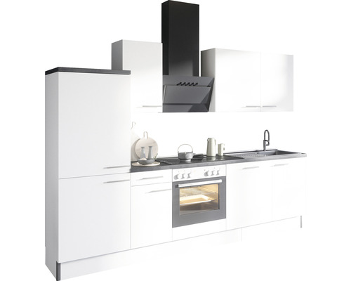 Moderne keuken met witte kasten, werkblad en afzuigkap