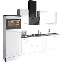 Keuken met bovenkasten, spoelbak, fornuis en afzuigkap