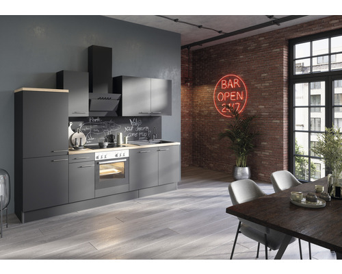 OPTIFIT Keukenblok met apparatuur Ingvar420 antraciet mat 270x60 cm Moderne keuken met grijze kasten, afzuigkap, eettafel en stoelen in een ruimte met een bakstenen muur.