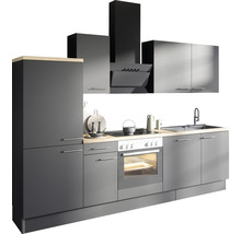 Moderne keuken met grijze kasten, afzuigkap en licht houten werkblad
