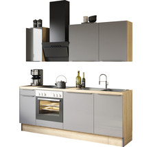 Keuken met afzuigkap, wasbak, fornuis en kasten