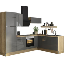 Moderne keuken met grijze kasten, afzuigkap en gootsteen
