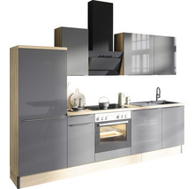 Moderne keuken met spoelbak, fornuis, oven, afzuigkap en hangkasten.