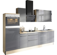 Moderne keuken met inbouwoven, afzuigkap en spoelbak