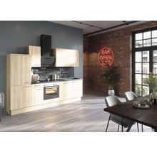 Moderne keuken met houtlook, afzuigkap en eettafel in een ruime kamer.