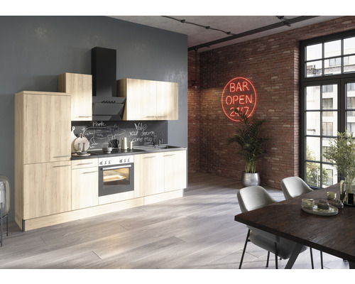OPTIFIT Keukenblok met apparatuur Erik290 wild eiken mat 270x60 cm Moderne keuken met houtlook, afzuigkap en eettafel in een ruime kamer.