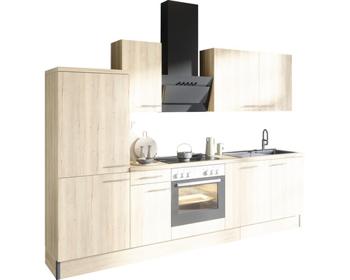 Moderne inbouwkeuken met spoelbak, fornuis, oven en afzuigkap.