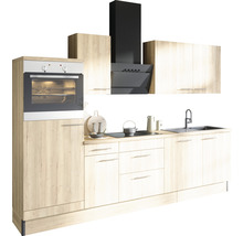 Keuken met oven en afzuigkap