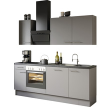 Keuken met gootsteen, fornuis, oven en afzuigkap