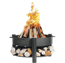 Vuurplaats met hout en brandend vuur
