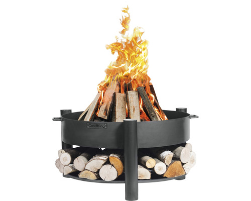 Vuurplaats met hout en brandend vuur