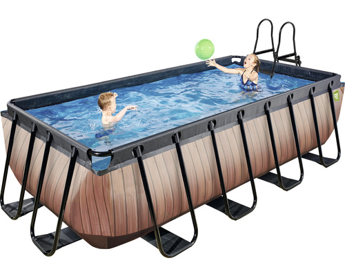 Rechthoekig zwembad met houten frame, twee spelende kinderen en een ladder