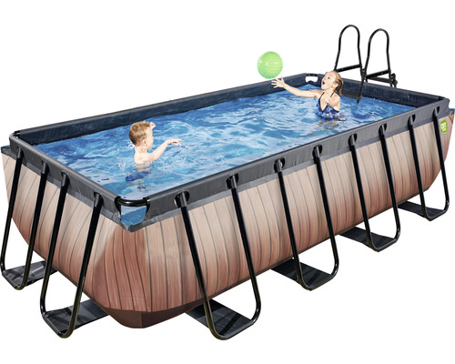 Rechthoekig zwembad met stalen frame, houtlook, ladder en spelende kinderen