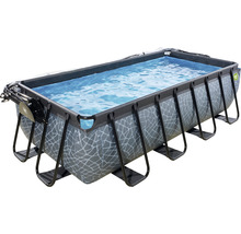Rechthoekig zwembad met stalen frame gevuld met water
