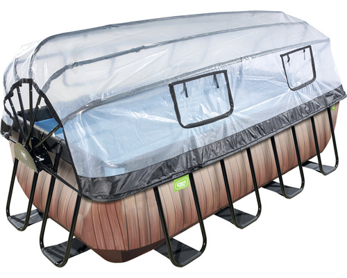 Afgedekt opzetzwembad met houten bekleding en transparante zwembadhoes