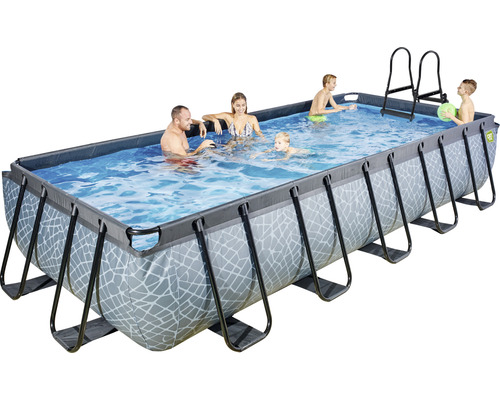 Rechthoekig framezwembad met mensen en een ladder