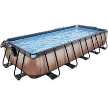 Rechthoekig zwembad met houtlook en zwart frame gevuld met water.