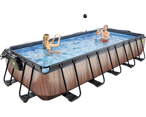 Rechthoekig zwembad met houtlook, twee personen in het water.