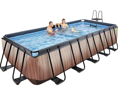 Rechthoekig zwembad met houten bekleding, ladder en zwemmende mensen.