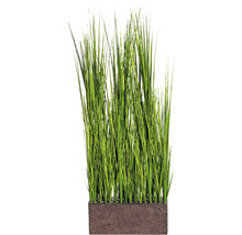 Kunstgras in een rechthoekige plantenbak