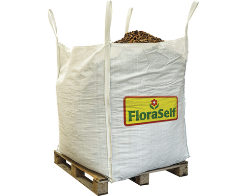 Grote zak met houtsnippers op pallet met FloraSelf logo