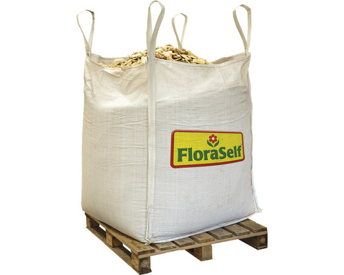 Houtsnippers in een big bag op een pallet met FloraSelf logo