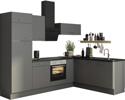 Complete keuken met spoelbak, fornuis, afzuigkap en kasten.