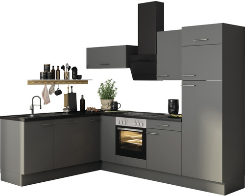 Complete grijze keuken met spoelbak, kookplaat, oven, afzuigkap en hangkasten.