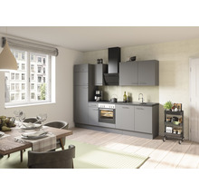 Moderne keuken met eettafel en stoelen in een lichte ruimte.