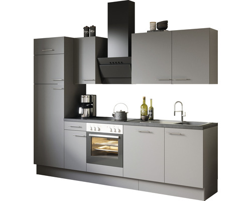 Keuken met gootsteen, fornuis, afzuigkap en kasten
