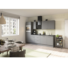 Moderne grijze keuken met eethoek en houten tafel