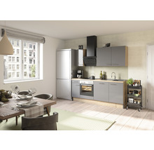 Lichte keuken met eettafel, stoelen en grijze keukenopstelling