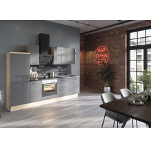 Moderne keuken met grijze kasten, eethoek en decoraties in een lichte ruimte.