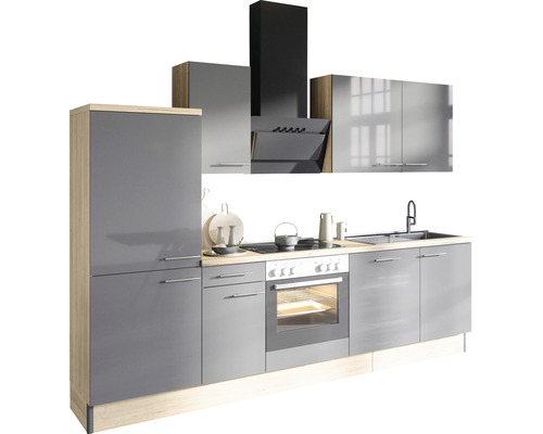 Moderne keuken met gootsteen, fornuis, afzuigkap en kasten